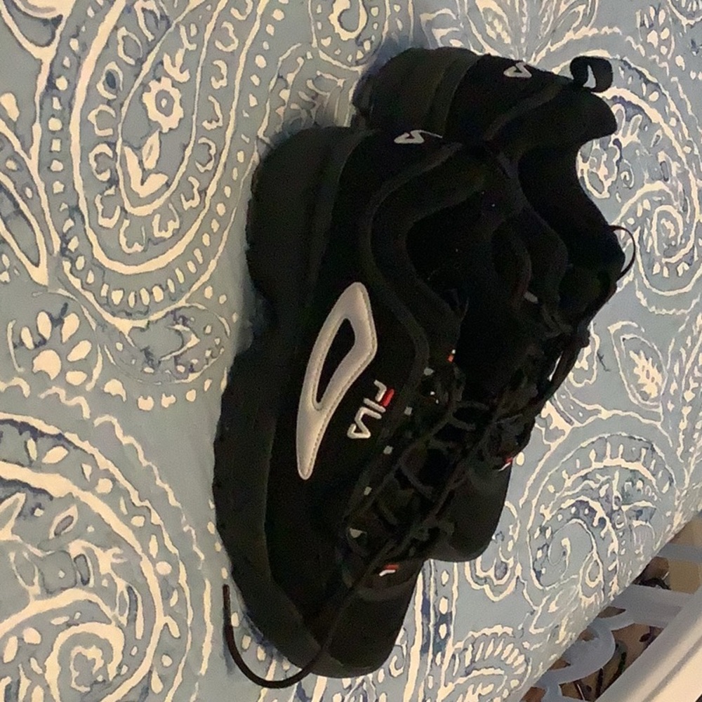 Mens size 8 1/2 Fila tennis shoes.
